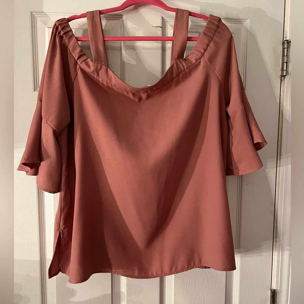 Active USA 2XL cold shoulder shirt